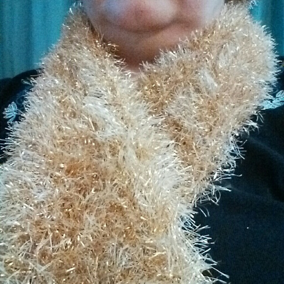 Golden handmade crochet scarf and hat - Picture 2 of 7